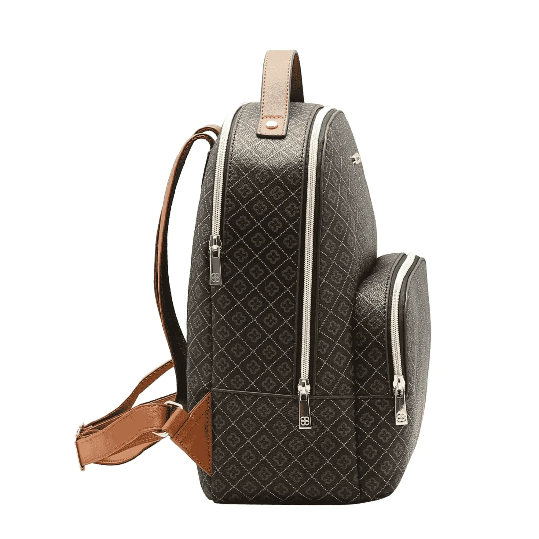 Mochila Chenson Monograma Café  vista lateral evidenciando o bolso frontal com zíper